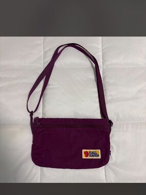 Fjallraven Small Crossbody Bag in Plum